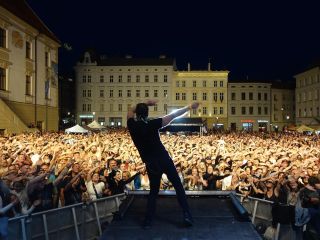 Olomouc!!❤️ Děkujeme za vlny pozitivní energie, na kterých byla radost surfovat!👏👏🕺 #pesacirocknrollu @cezfest