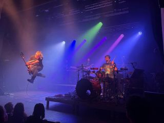 Východní Čechy!! Přišťí týden!! 23.10. Pardubice - @mc_zluty_pes 24.10. Trutnov - @uffo.cz Už se těšíme!!🔥⚡️⚡️⚡️🎸...