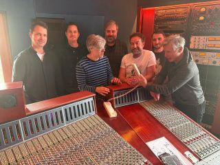 Denní studium č.4: Ze Supraphonu nám do studia přišel zavolat Michal Máka.📞🔊 #pesacirocknrollu #novymaterial @sonorecords