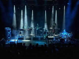 Tato fotografie zachycuje okamžik těsně před tím, než si nás v Trutnově vyzvedlo mimozemské plavidlo. Díky, @uffo.cz !👏 ❤️...