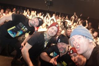 Čepice z Činoheráku. Čistá radost! Děkujeme za pozvání, za váš příchod a revoluční atmosféru! ✌️❤️ #pesacirocknrollu...