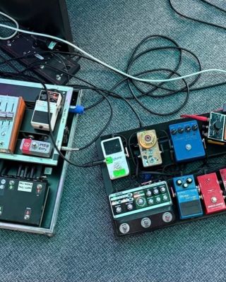 Zde máme jeden efektní snímek z nahrávání kytarových partů. #pesacirocknrollu #novealbum SONO Records